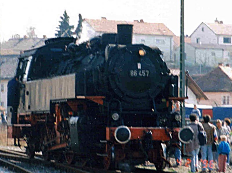 Die 86 457 am 21.04.1996 in Bogen. (Eingescanntes Foto)  