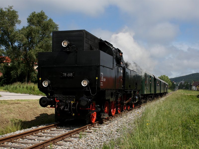 Die 87 816 am 31.05.2009 unterwegs auf der Museumsbahn Ampflwang-Timelkam.