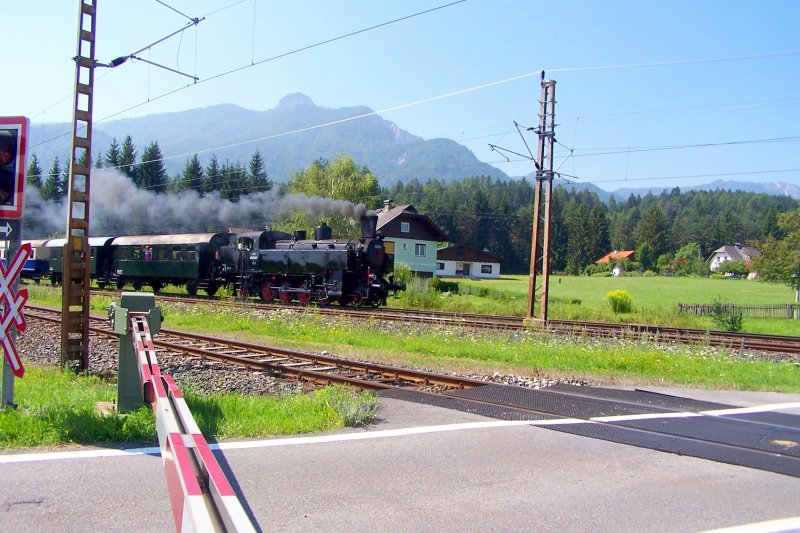 Die 93 1332 der NBiK dampft in wunderschner Landschaft hochglanzpoliert mit ihrem Sonderzug irgendwo durch Krnten. Sommer 2005