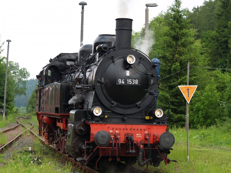 Die 94-1538 der Rennsteigbahn zur Veranstaltung  Schmiedefeuer  unterwegs, hier in Sttzerbach.