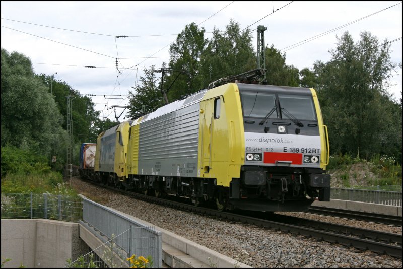 Die 9480 0189 912-9 und die ES64U2-041 bringen am 27.06.07 einen KLV-Zug von Mnchen nach Italien und passieren das Stdtchen Brannenburg.