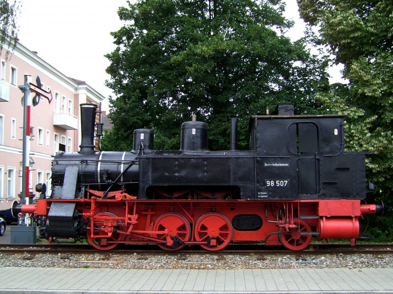 Die 98 507 (PtL 3/4) am 04.08.2008 am Bahnhofsvorplatz in Ingolstadt. 