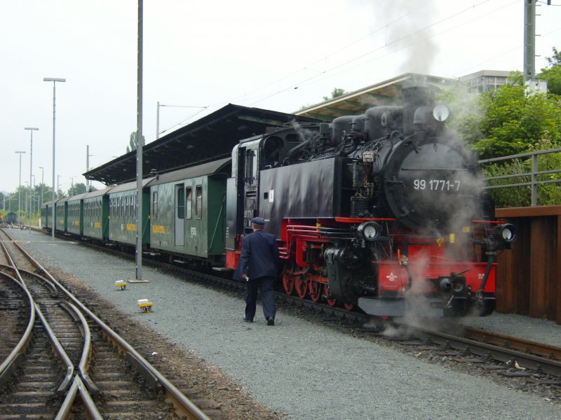 Die 99 1771-7 steht abfahrbereit vor dem letzten Personenzug nach Dippoldiswalde am Abend des 27.06.2009 in Freital-Hainsberg.
