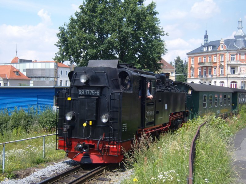 Die 99 1775-8 hat am 11.07.2007 ihr Ziel den Bahnhof Radebeul Ost fast erreicht. Sie mu� nur noch die letzte Kurve vor der geraden Bahnhofseinfahrt durchfahren.