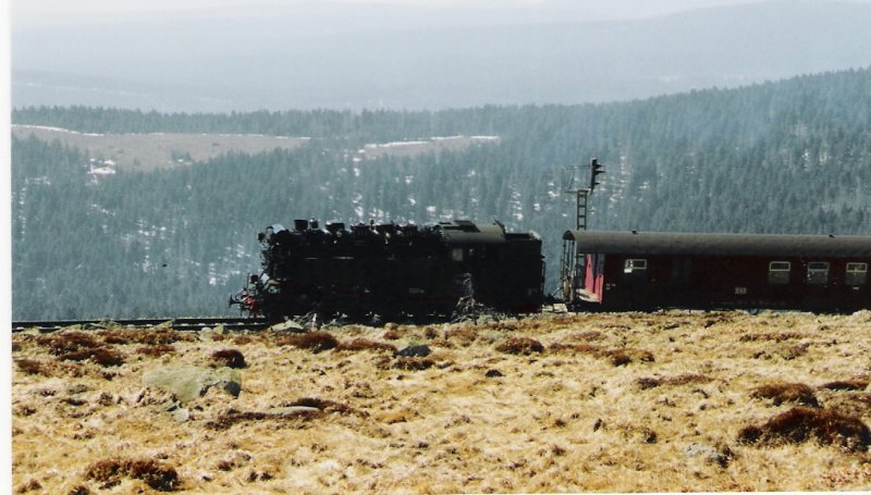 Die 99 222 hat es fast geschafft und den Brockenbahnhof am 12.4.2004  erreicht. 