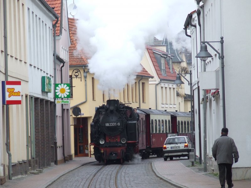 Die 99 2331 konnte am Sonntag in Bad Doberan nicht ausweichen !!!
Also musste der PKW  flchten ...