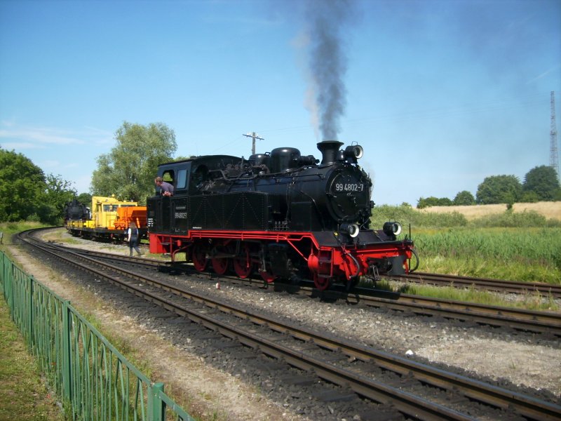 Die 99 4801 ist gerade auf den Weg zum Zug P109 um um 15.48 Uhr nach Ghren zu fahren. (05.07.2008)