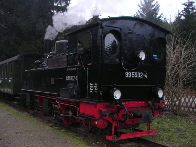 Die 99 5902-2 vor dem Nikolaus Sonderzug 2006 im Harzquerbahnbahnhof Drei Annen Hohne.