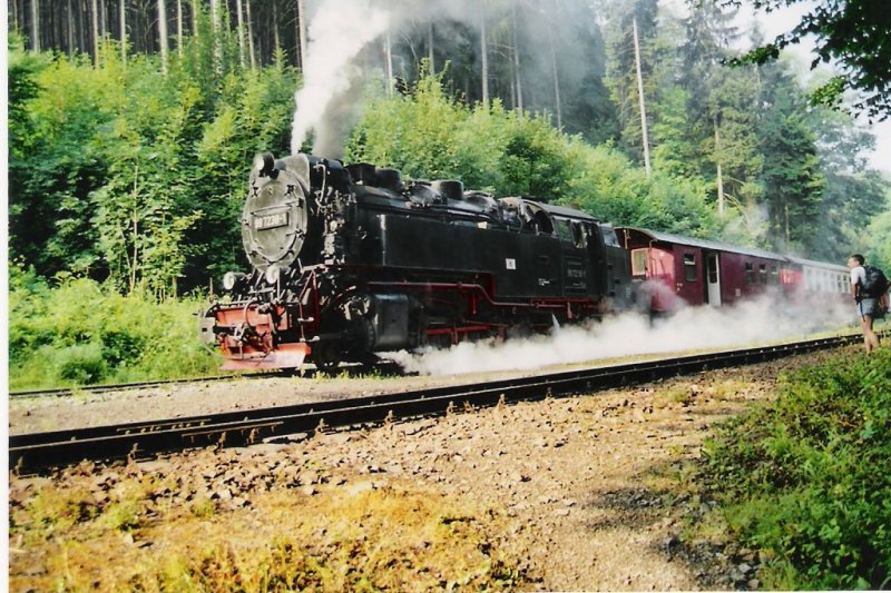 Die 99 72 gibt an der Steigung vom Bahnhof Steinerne Renne alles um den Weg bis Drei Annen Honhne zu berwltigen.
Juli, Morgenfrh um 9
