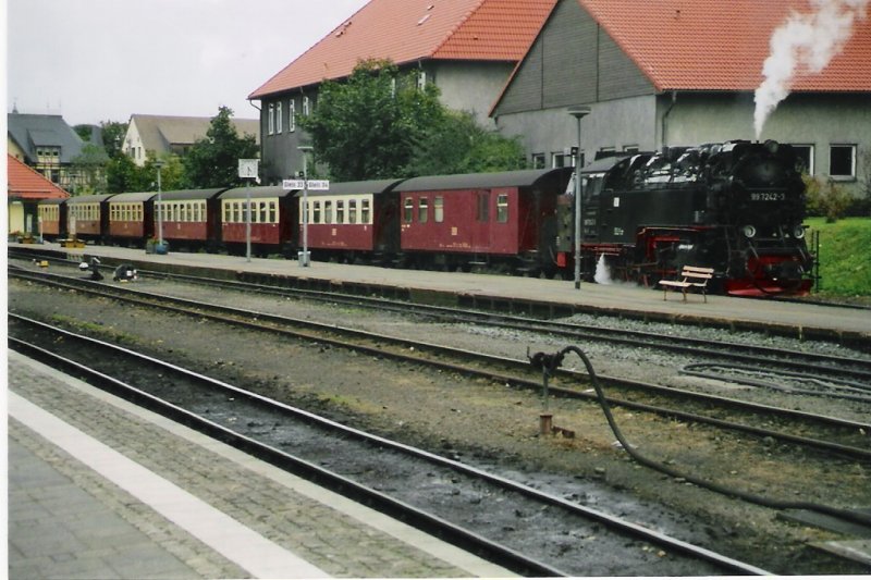 Die 99 7234 ist um 16:20 mit ihrem Zug aus Eisfelder Talmhle in Wernigerode angekomen und Rangiert jetzt noch im Bahnhofsbereich einige Wagons herum. Oktober 2005!