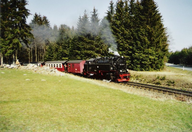 Die 99 7235-6 hat so eben das Waldgasthaus  Drei Annen  gekreuzt und wird in wenigen Minuten in den Bahnhof Drei Annen Hohne einfahren.