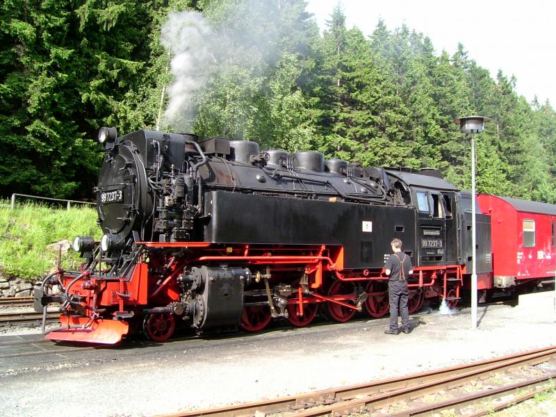 Die 99 7237-3 der Harzer Schmalspurbahnen im Bahnhof Drei-Annen-Hohne wird fr die Weiterfahrt auf den Brocken vorbereitet.
Juni 2005