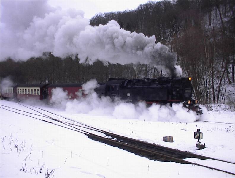 Die 99 7240-7 zieht im Dezember 2001 einen Zug in Richtung Nordhausen, aufgenommen am Bhf. Alexisbad.