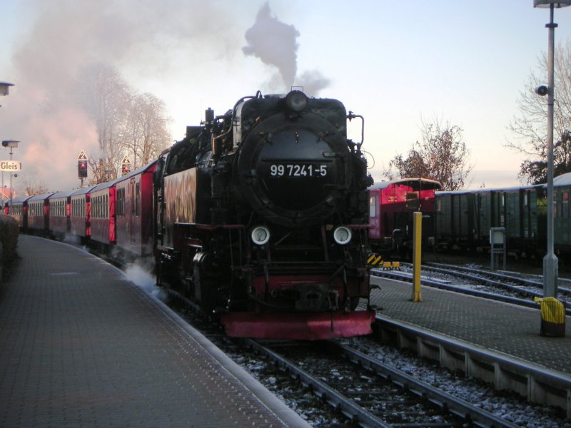 Die 99 7241-5 bei der Einfahrt in den Bahnhof Wernigerode Westerntor.