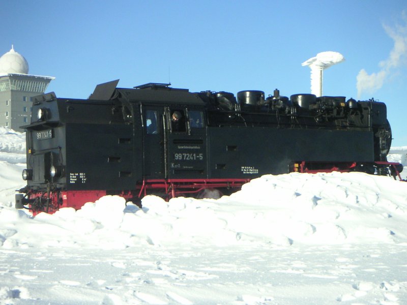 Die 99 7241-5 im Winter 2005 auf dem Brocken. Die Lok wechselt gerade die Seite vom Zug.