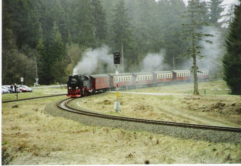 Die 99 7245, welche noch am Vortag einen Brockenzug zog, f�hrt heute mal das Streckenst�ck der Harzquerbahn entlang und somit ihren Zielbahnhof Eisfelder Talm�hle entgegen. Hier Ausfahrt aus Drei Annen Hohne 3.4.2007 12:33
