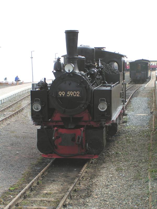 die 995902 nach einer Sonderfahrt auf dem Abstellgleis des Bahnhofs Brocken. (Brocken 25.09.2005)