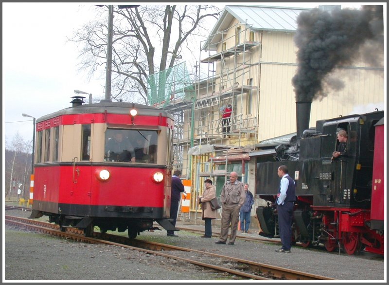 Die 995906-5 nebelt das frisch renovierte Stationsgeb�ude von Stiege ordentlich ein vor der Weiterfahrt nach Hasselfelde. Und immer noch reicht die Zeit f�r einen kleinen Schwatz untereinander. (14.12.2006)