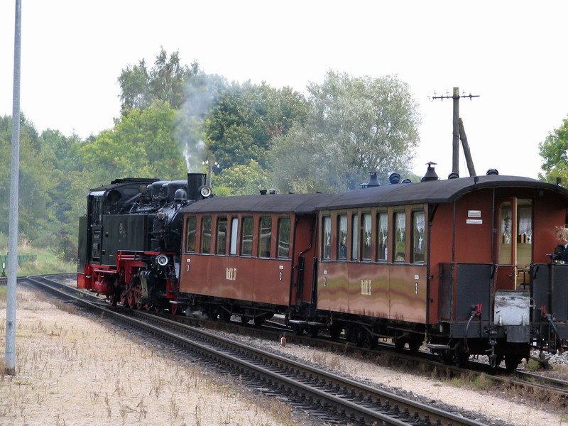 Die 99783 auf dem Bahnhof in Putbus auf der Insel Rgen verlt gerade den Bahnhof in Richtung Sellin