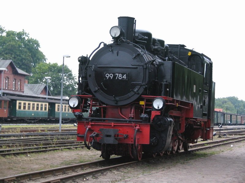 Die 99784 Schmalspurbahn abgestellt auf dem Bahnhof in Putbus auf der Insel Rgen 