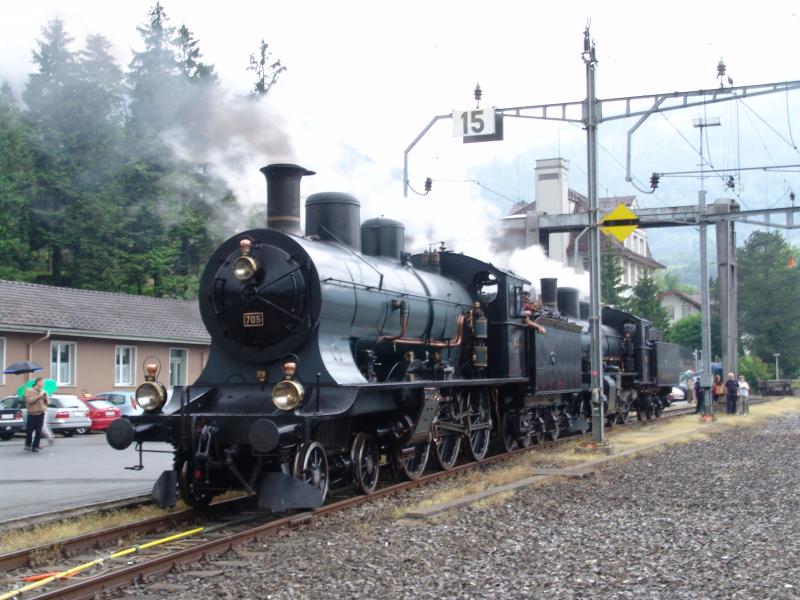 Die A 3/5 705 (bei ihrem 100. Geburtstag) und die B 3/4 1367 am 21.5.04 in Arth-Goldau