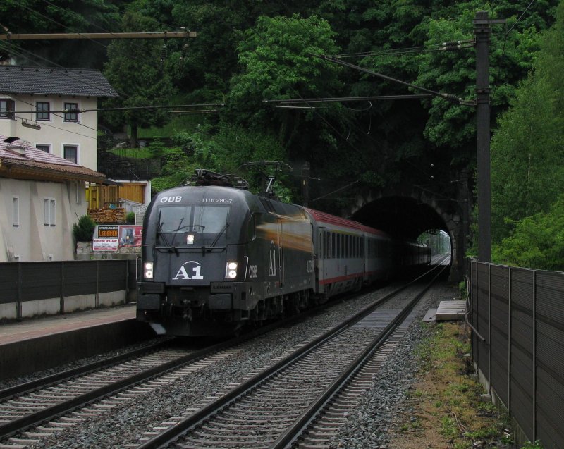 Die A1 Lok 1116 280 verlsst mit EC 188 am 20.5.2008 den Tunnel zwischen Brixlegg und Rattenberg.