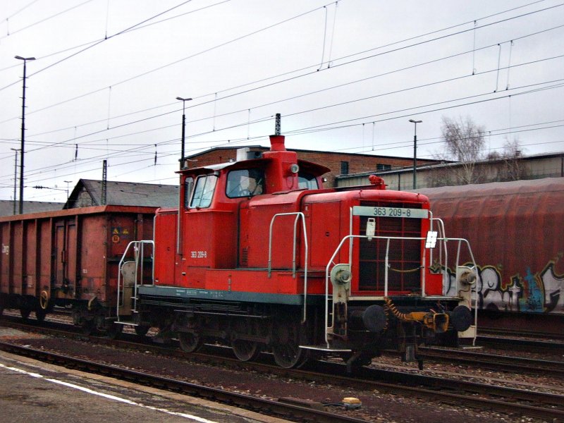 Die Aalener Rangierlok 363 209-8 (zwar in Stuttgart beheimatet, glaube ich, bleibt aber immer in Aalen) am 04.01.07 steht kalt mit ein paar Hochbordwagen im Gterwagenabstellplatzbereich des Aalener Bahnhofs.