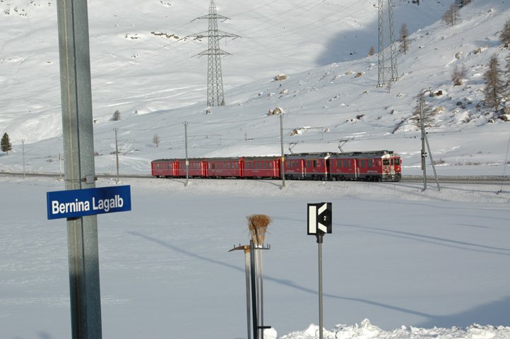 Die ABe 4/4 III 52+55 am R 1617 St. Moritz-Tirano in Bernina Lagalb, aufgenommen aus dem R 1632 Tirano-St. Moritz, welcher vom ABe 4/4 II 49 gezogen wird. Aufgenommen am 28.12.07