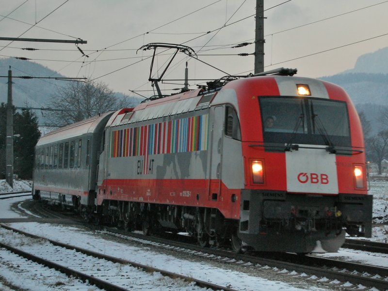Die Abenddmmerung am 17.12.2007 hat bereits stark
eingesetzt als der EC 100 bespannt mit der
1216 226 in Micheldorf durchfuhr.
