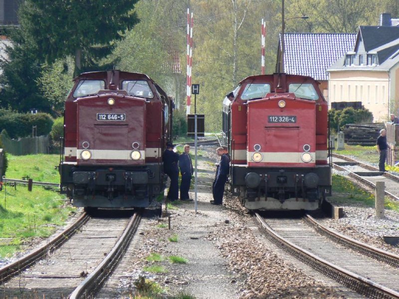 Die abfahrbereiten Zge DLr 92705 mit 112 326 und DGS 89759 mit 112 646 am 01.05.2008 in Markersbach.