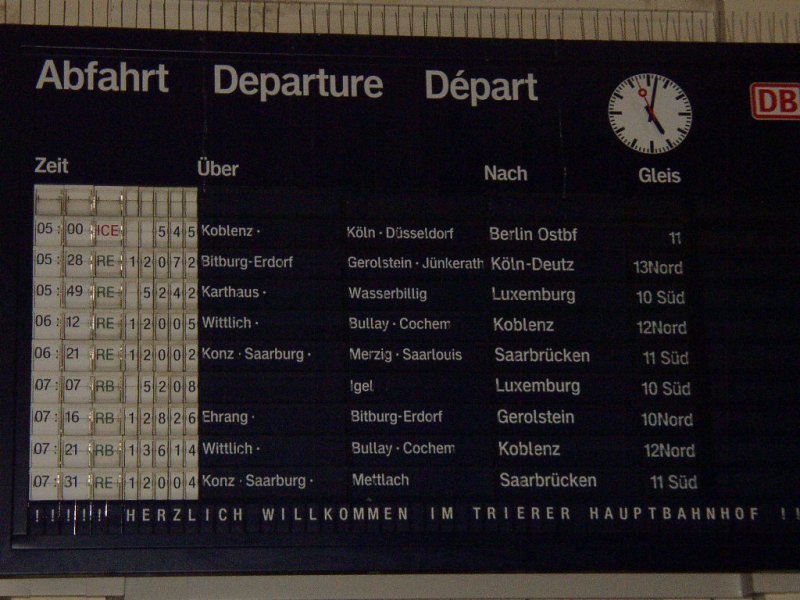 Die Abfahrtstafel in Trier Hbf. Das Bild wurde gegen 05:00 morgens (s. Uhr) aufgenommen. Auf der Anzeigetafel steht auch ganz oben der ICE 545 nach Berlin Ostbhf., fr den Trier lange  gekmpft  hat. 