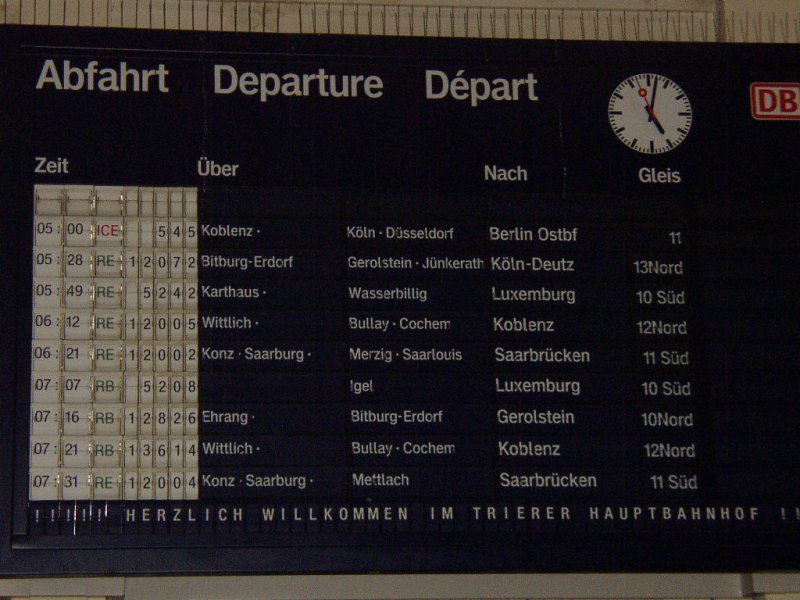 Die Abfahrtstafel in Trier Hbf. Das Bild wurde gegen 05:00 morgens (s. Uhr) aufgenommen. Auf der Anzeigetafel steht auch ganz oben der ICE 545 nach Berlin Ostbhf., fr den Trier lange  gekmpft  hat. 