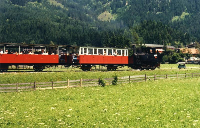 Die Achenseebah  auf dem Weg nach Jenbach kurz hinter der Entstation Seespitz Achensee.