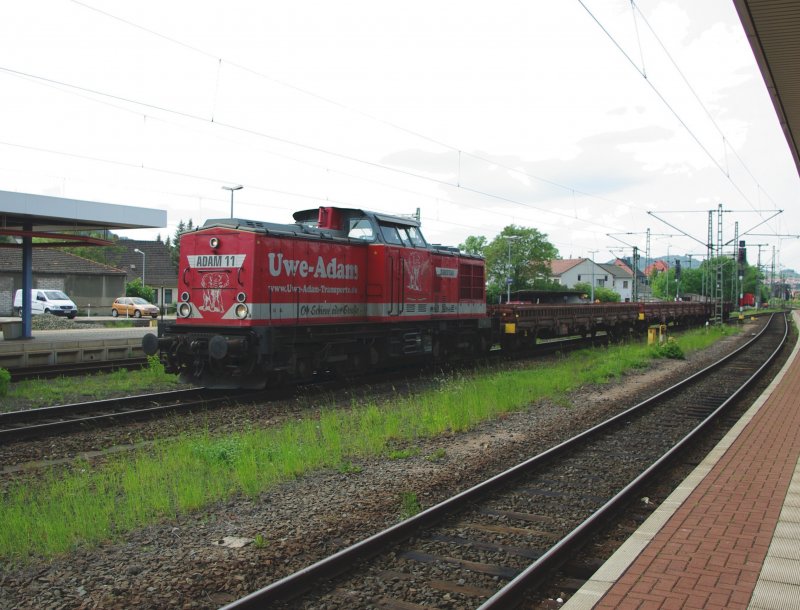Die Adam 11  Christina  mit ein paar Flachwagen wahrscheinlich aus Meiningen kommend durch Eisenach. 21.05.2009.