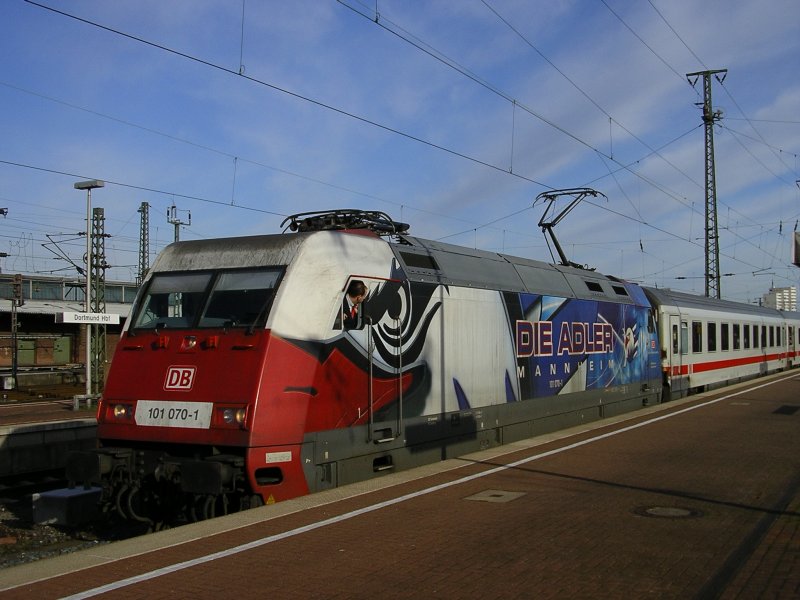 Die  Adler Mannheim  101 070-1 mit IC 2115 Stralsund-Stuttgart im Dortmunder Hbf. bei der Ausfahrt.(26.01.2008) 