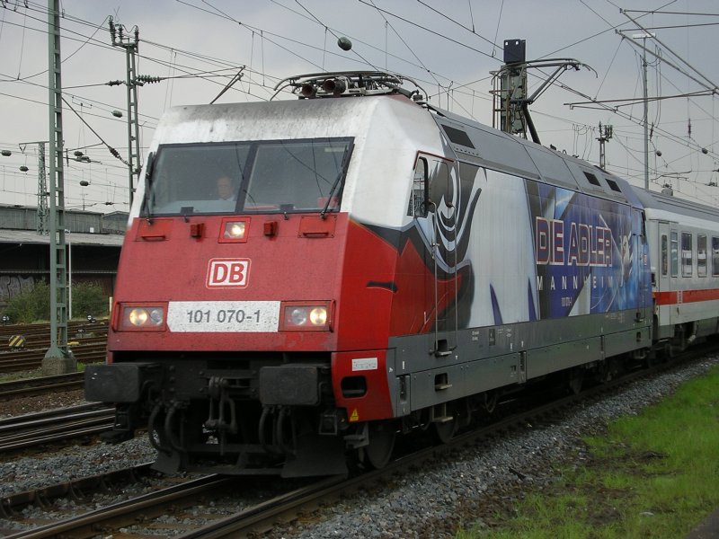 Die Adler Mannheim ,101 070-1 mit IC 2115 Stralsund - Stuttgart
Ausfahrt in Dortmund Hbf.,Gleis 16.(25.04.2008)