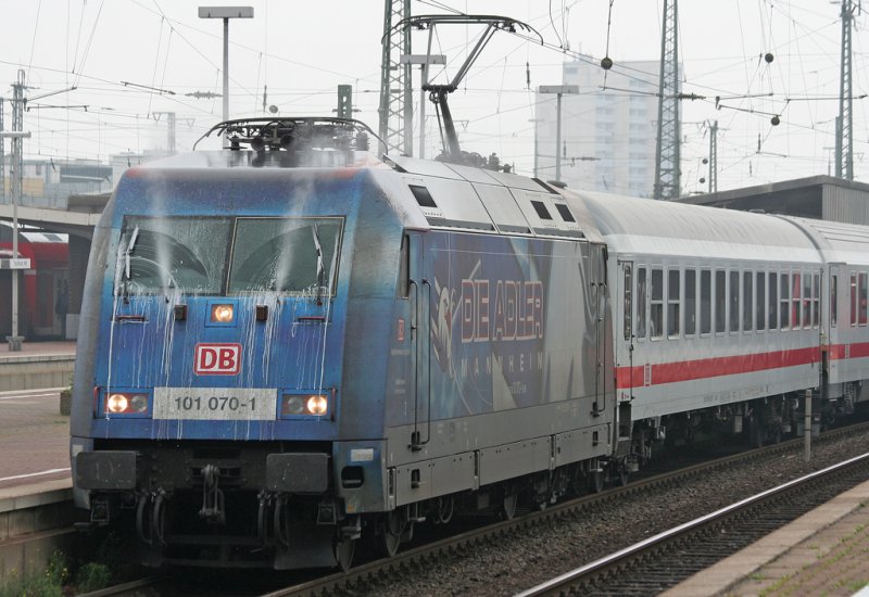 Die Adler Mannheim 101 070-1 in auergewhnlicher Aktion wie man erkennt, aufgenommen am 09.08.2009 in Dortmund HBF