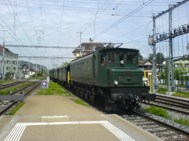 Die Ae 4/7 10905 mit einem Historischen Zug bei der Einfahrt in St.Margrethen. Am Schluss des Zuges befindet sich der De 4/4 1679. 