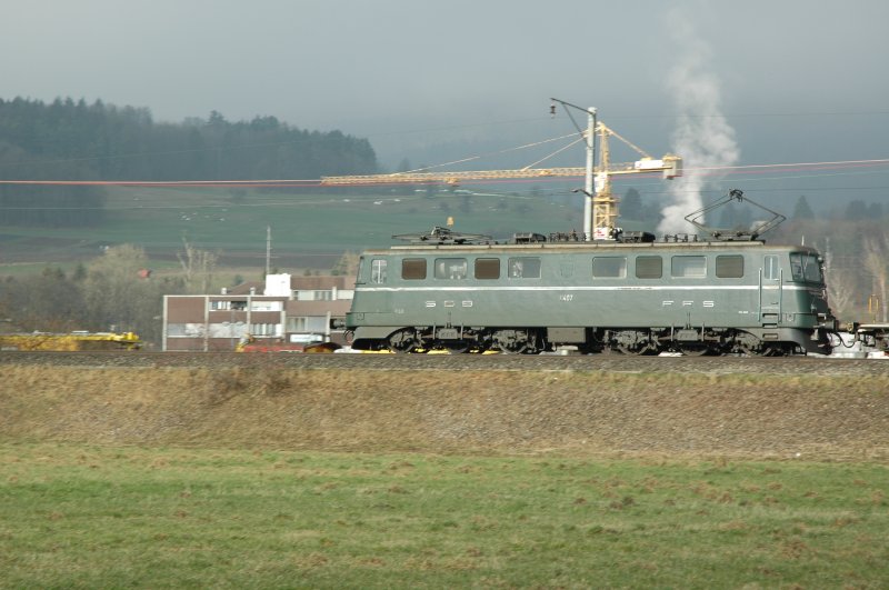 Die Ae 6/6 11407 Aargau in der Nhe von Otelfingen am 2.2.07. Die Lok ist nicht mit runden Eckfenstern ausgestattet.