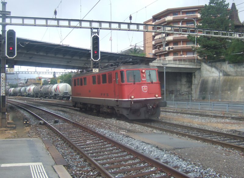 Die Ae 6/6 11442  St. Gallen  legt sich am 12.10.09 in Sierre in die Kurve.