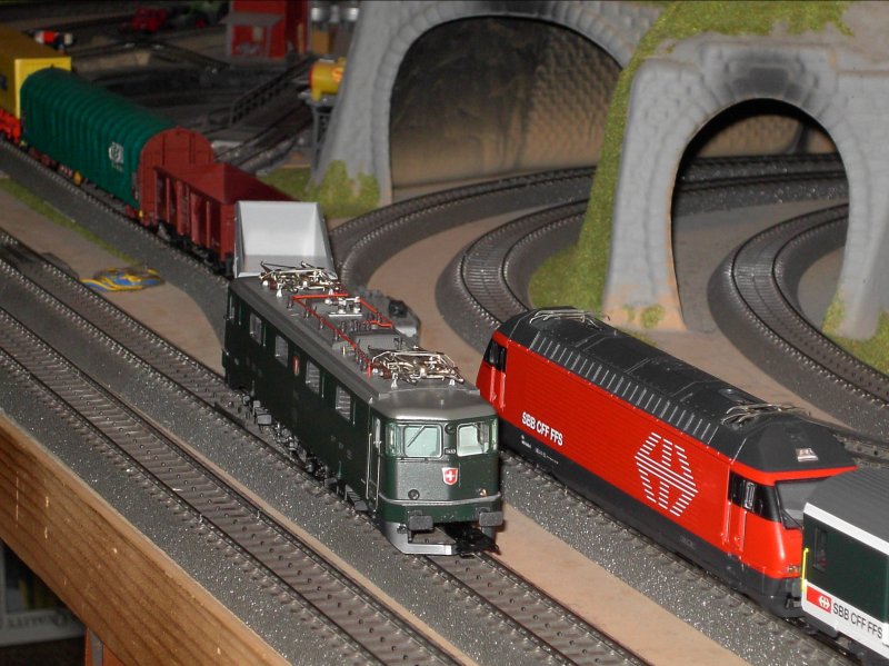 Die Ae 6/6 mit einem Gterzug bei der Durchfahrt durch den Bahnhof und die Re 460 046 wartet auf Gleis 3 mit ihrem IR auf Ausfahrt. 
