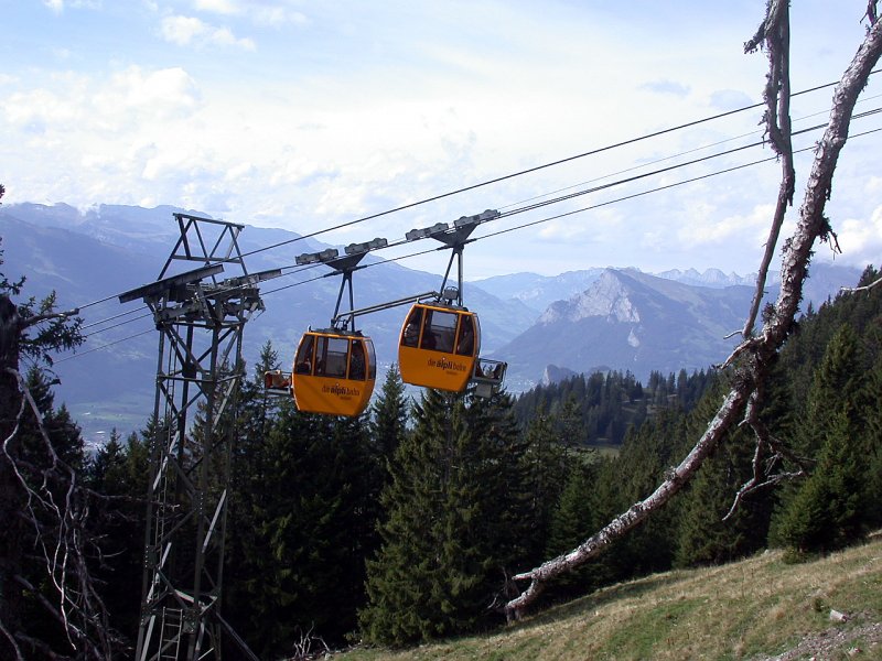 die lplibahn Malans. 1939-1941 vom Militr gebaut, als Nachschubtransportmittel Richtung sterreichische Grenze, wurde die Bahn 1973 eingestellt und nach einer Revision 1982 wieder erffnet. Seither wird sie von der Genossenschaft lpliverein Malans mehrheitlich von Freiwilligen betrieben. Dank ca. 1200 Mitgliedern verkehrt die Bahn bis heute und bietet einen grandiosen Blick Richtung Rheintal. Die Hhendifferenz betrgt 1194 Meter, die Lnge 3470 Meter und die Fahrzeit 14 Minuten. (04.10.2006)