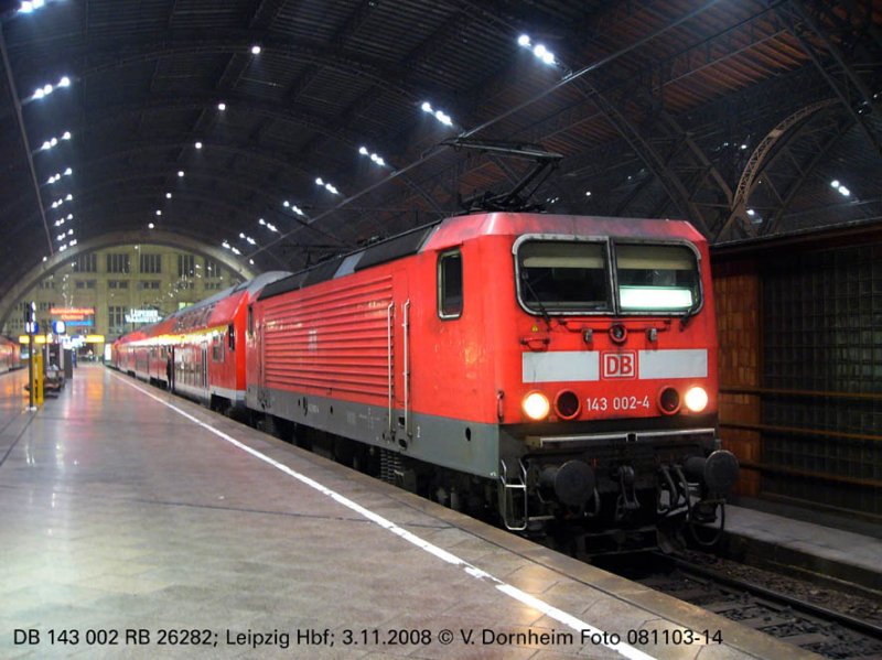 Die lteste 243 der Deutschen Reichsbahn ist weiterhin aktiv. An diesem Morgen befrderte sie vor dem Steuerwagen den Wendezug mit der  kalten  143 289 in Richtung Dessau - Magdeburg.