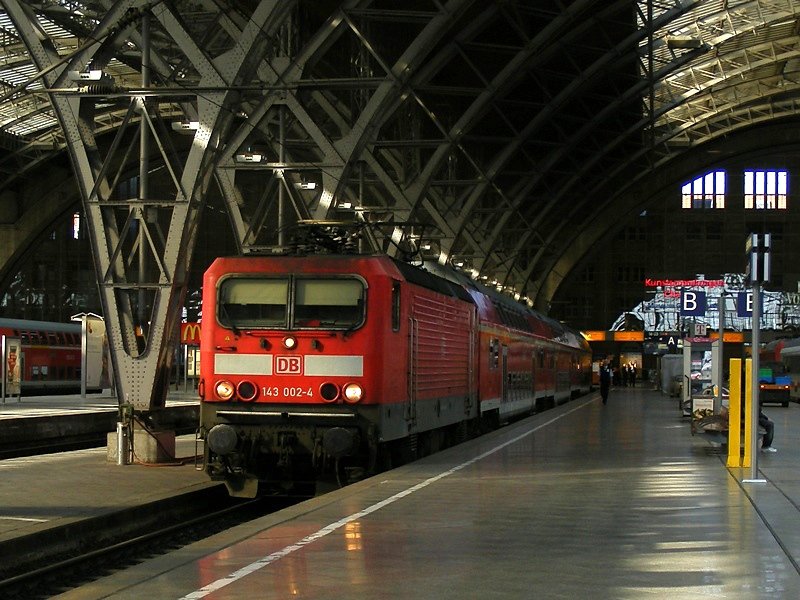 Die lteste Serien-143: 143 002-4 am 13.6.2009 in Leipzig Hbf. 
