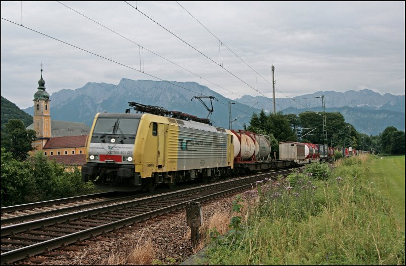 Die ltesteste 189er im Einsatz: E189 901RT der RAIL Traction Company ist mit einem Kombizug auf dem Weg nach Mnchen als sie beim Kloster Raisach auf den Chip gebannt wird. (04.07.2008)
