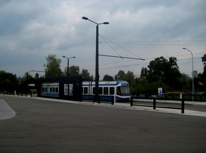 Die aktuelle Endhaltestelle Auzelg der Linie 11 und des Ostastes der Glattalbahn. Die Haltestellen der Glattalbahn werden durchgehend in diesem Design gestaltet. 