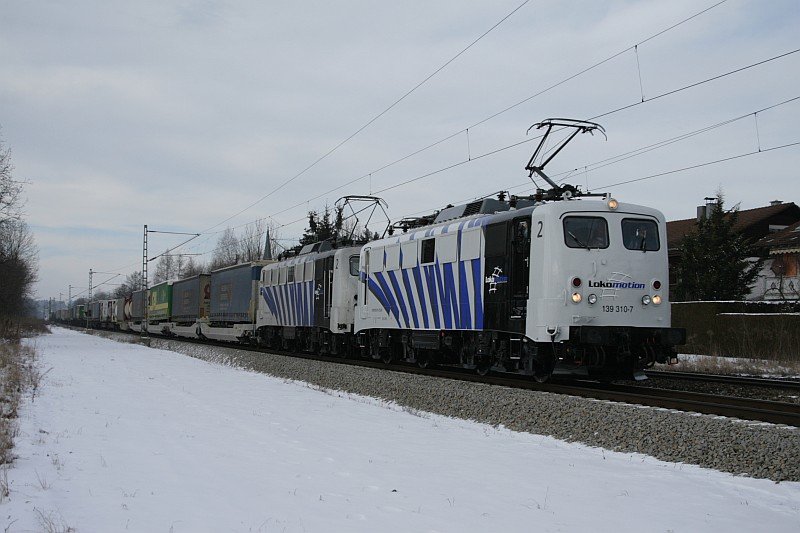 Die allererste Doppeltraktion der Baureihe 139!
Erst mit der bergabe der 139 310 von Railion an Lokomotion wurde die Doppeltraktions-Steuerung bei den Lomo Zebras nachgerstet.
Die Aufnahme entstand am 04.01.08 in Grokarolinenfeld.
