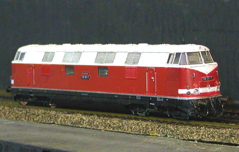 Die alte Gtzold-V180 hat incl. Antibeschlagscheiben und Sandfallrohren alles bekommen, was mir ein- und auffiel. Sie wurde remotorisiert, der Motor in Maschinengrn lackiert, der optische Effekt ist verblffend. An die Fahreigenschaften der neuen Gtzold-Loks kommt trotzdem sie bei Weitem nicht heran.