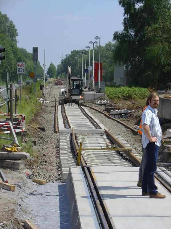 Die alte KB 222c Strecke Rheda-Wiedenbrck nach Mnster(Westf.) wird nun nach jahrzehntelanger Diskussion saniert. Hier ein Bild vom 17.Juli 2005 mit Sicht auf den Haltepunkt Clarholz. Das alte Gleismaterial ist aufgenommen. Mit der Neuverlegung wird begonnen und die alten Bahnbergnge dem heutigen Standard angepasst. 