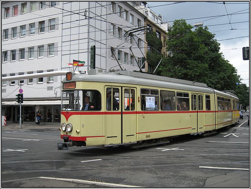 Die alte Tram 1269 wird nicht mehr im regulren Liniendienst eingesetzt, sondern wie hier am 11.07.2009 fr Sonderfahrten. Die Aufnahme entstand an der Kreuzung Bilker Allee - Elisabethstrasse.